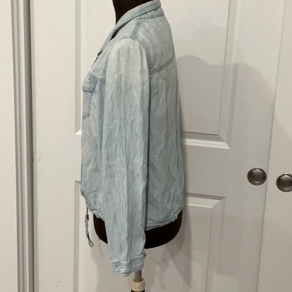 Chico's Light Blue Jean Jacket  Relaxed Fit Casual Cropped Length Size 1/Medium - Picture 4 of 8